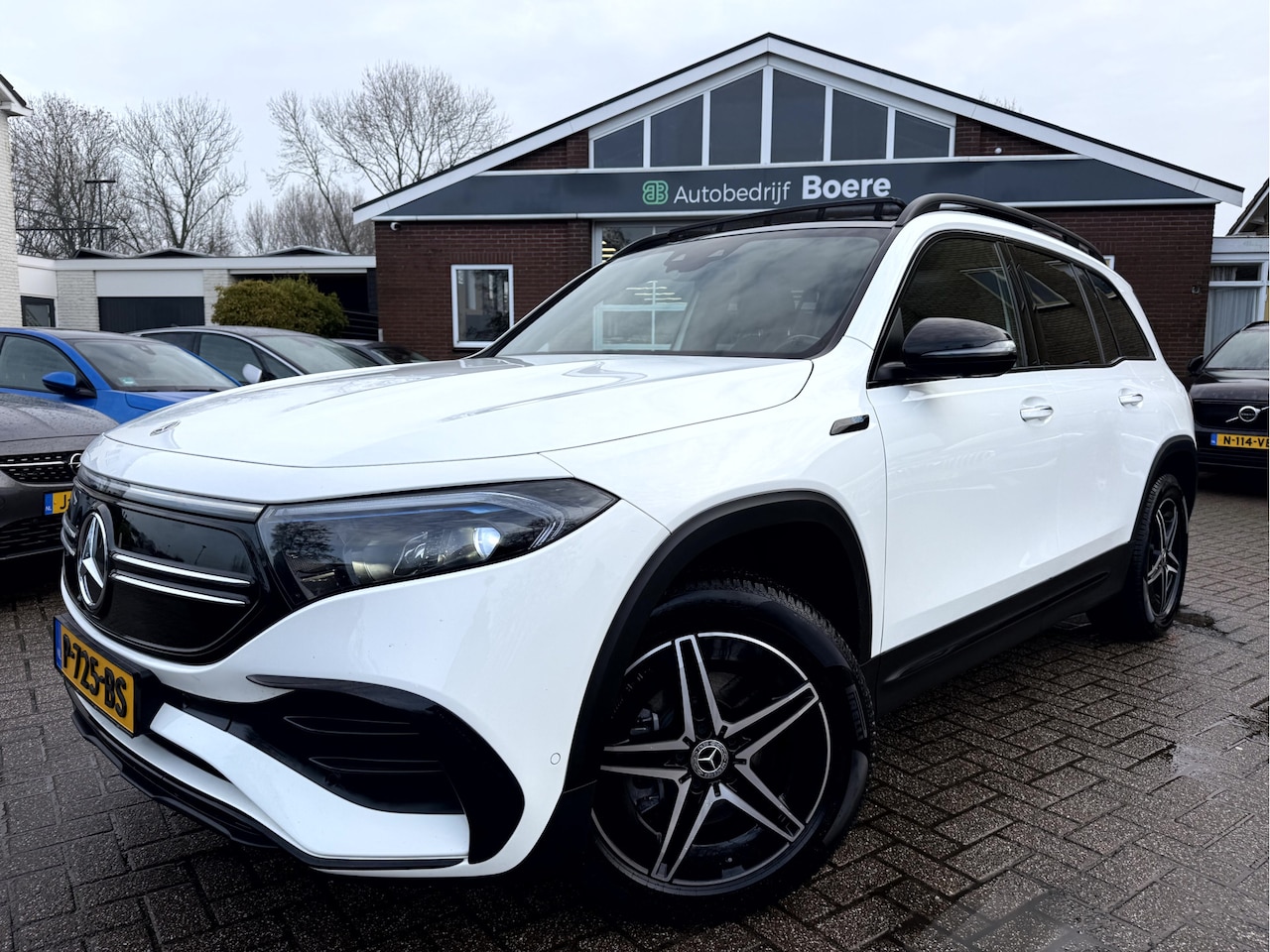 Mercedes-Benz EQB - 300 4MATIC AMG Line 7-Persoons Panoramadak, 360 camera - AutoWereld.nl