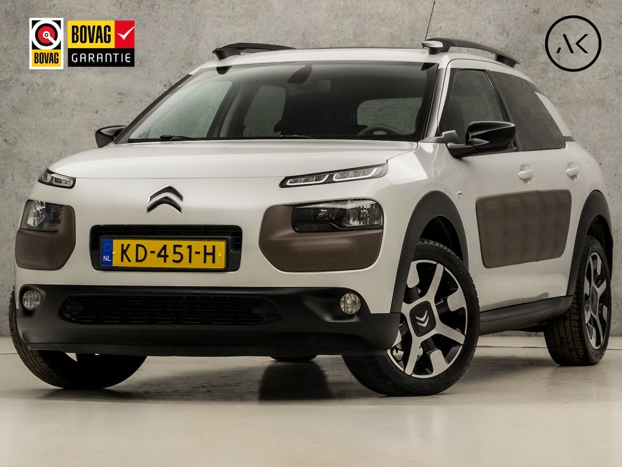 Citroën C4 Cactus - 1.2 PureTech Shine (PANORAMADAK, NAVIGATIE, GETINT GLAS, SPORTSTOELEN, LM VELGEN, PARKEERS - AutoWereld.nl