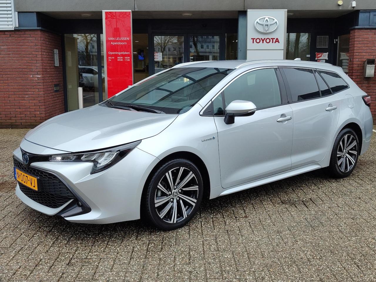 Toyota Corolla Touring Sports - 1.8 Hybrid TEAMNL PARK-SENSOREN STOELVERW KEYLESS 17'' LM-VELGEN 4S-BANDEN CAMERA APPLE/AN - AutoWereld.nl