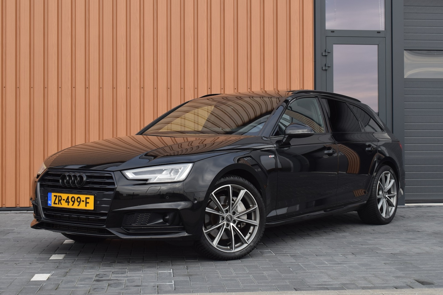Audi A4 - 2.0 TFSI 252pk S-line | Pano | Leer | Virtual | HUD | Camera | Trekhaak - AutoWereld.nl