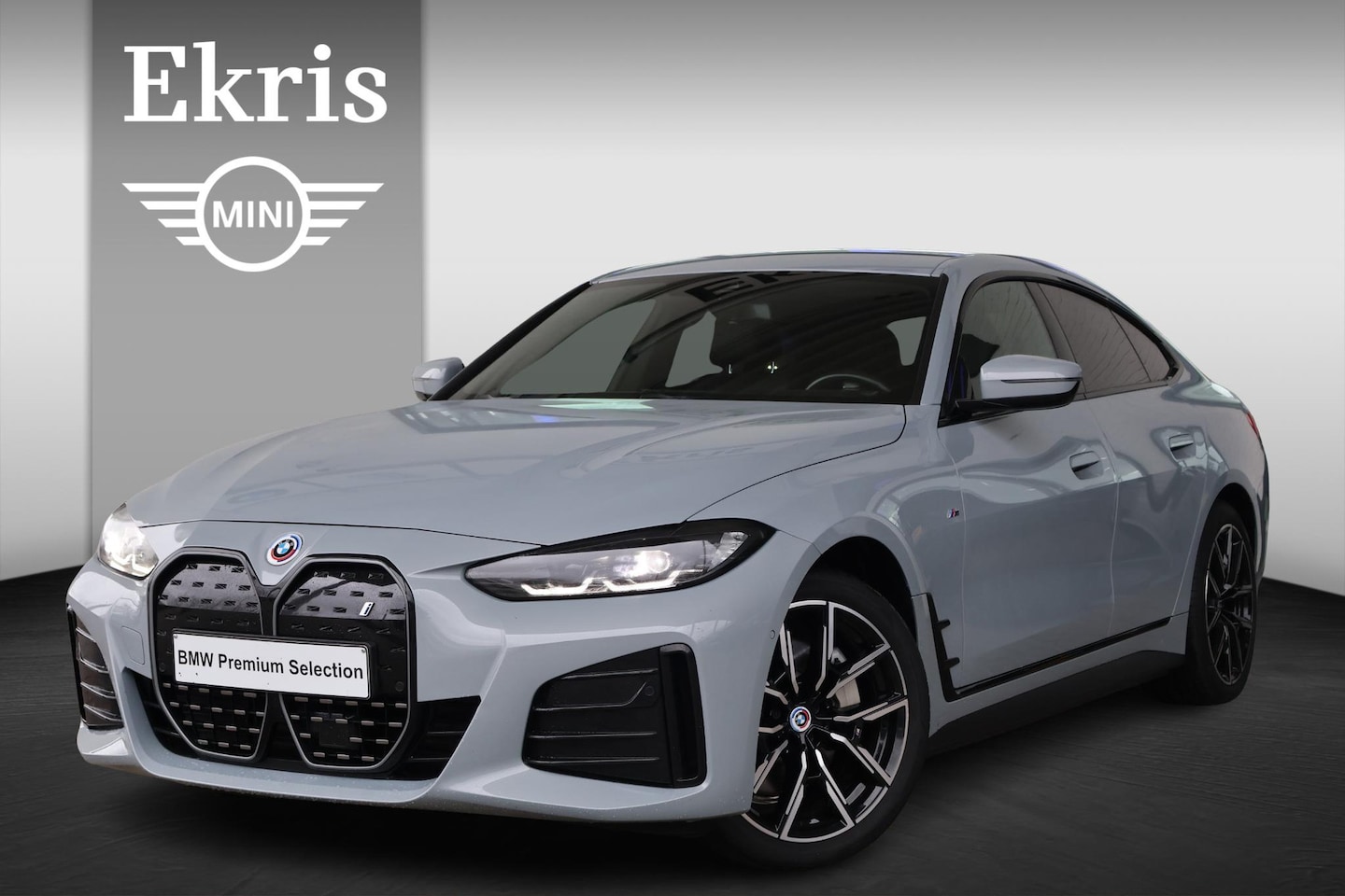 BMW i4 - eDrive40 | M Sport | Brooklyn Grau | Alcantara | Camera | Parkeersensoren voor en achter | - AutoWereld.nl