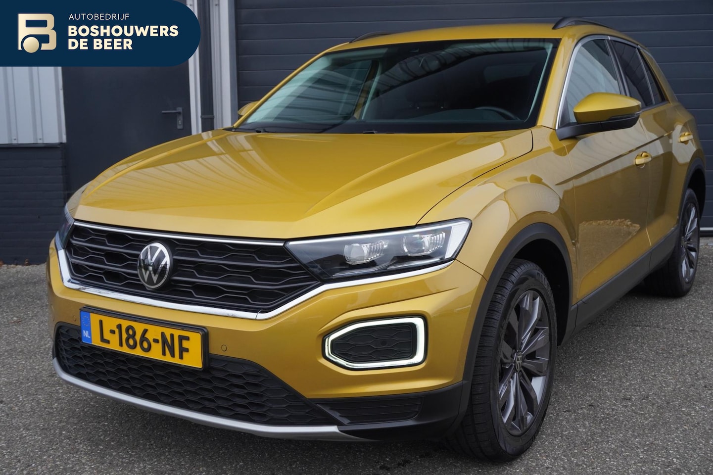 Volkswagen T-Roc - 1.0 TSI Style Business | Navigatie | PDC | Climat | All Season Banden - AutoWereld.nl