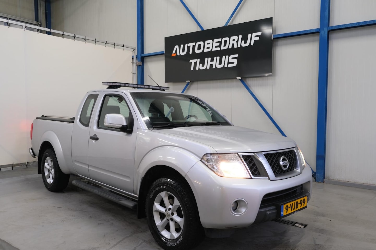 Nissan Navara - 2.5 dCi SE King Cab 4X4 - N.A.P. Airco, Cruise, Navi, Trekhaak - AutoWereld.nl