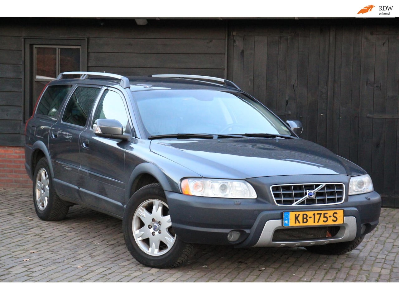 Volvo XC70 - 2.4 D5 Ocean Race Xenon/Leer/Parkeersensor/Apk 02-2027 - AutoWereld.nl