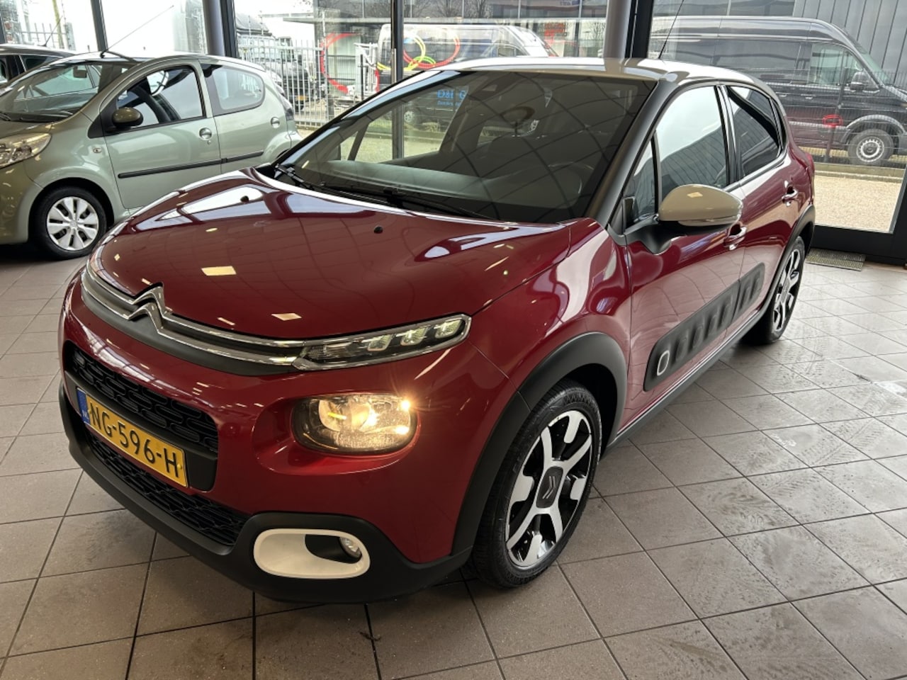 Citroën C3 - 1.2 PureTech Shine Achteruit rij Cam NW APK BJ 2017 !!! - AutoWereld.nl