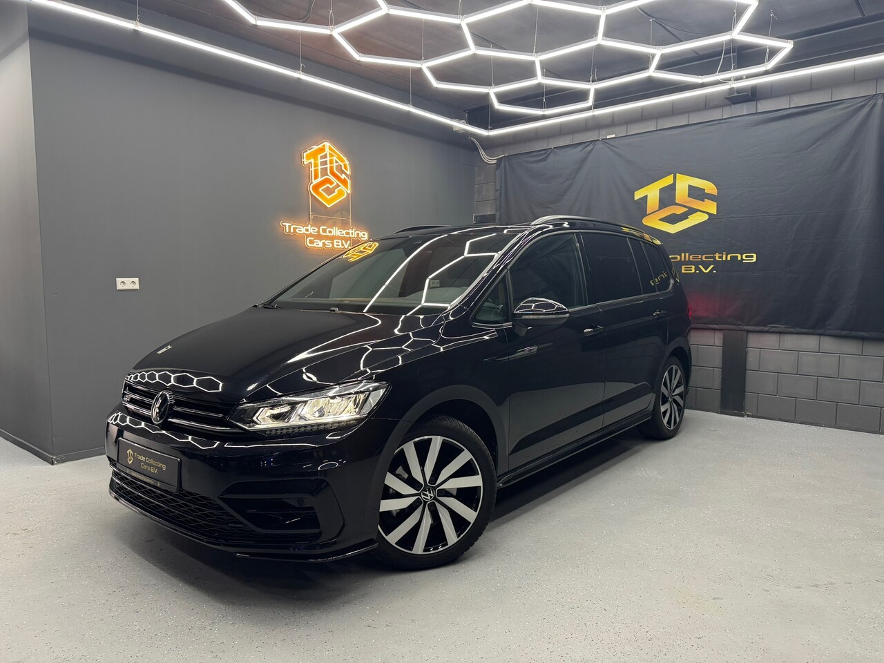 Volkswagen Touran - 1.5 TSI 3 x R-line 7p Pano-keyless-V-cockpit-CAM-ACC - AutoWereld.nl