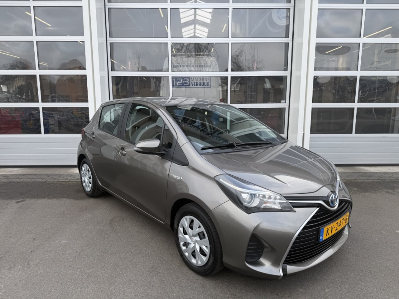 Toyota Yaris - 1.5 Hybrid Bus. Plus - AutoWereld.nl