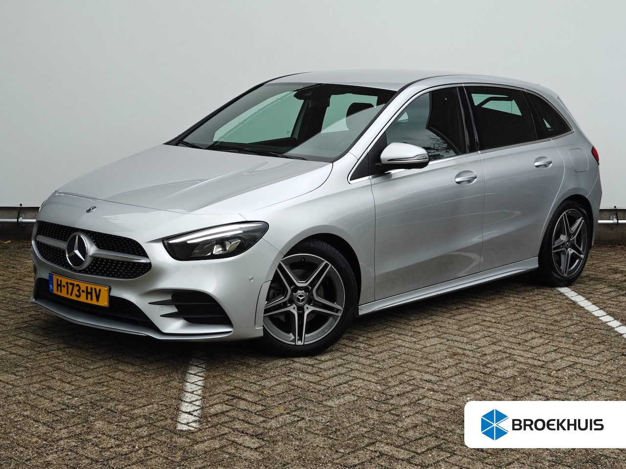 Mercedes-Benz B-klasse - 180 Business Solution AMG | AMG-styling | Achterbank in delen neerklapbaar | Achteruitrijc - AutoWereld.nl