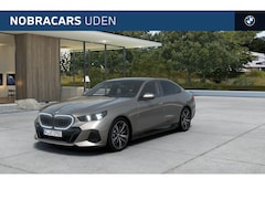 BMW 5-serie - 530e M Sport Automaat / Panoramadak / Trekhaak / Bowers & Wilkins / M Multifunctionele Sto