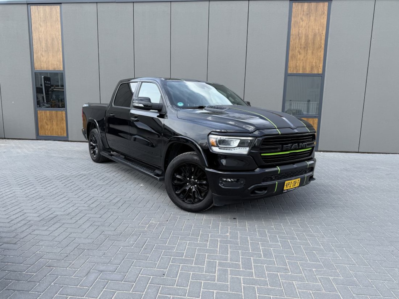 Dodge Ram 1500 - 5.7 V8 4x4 Crew Cab Laramie 5.7 V8 4x4 Crew Cab Laramie - AutoWereld.nl
