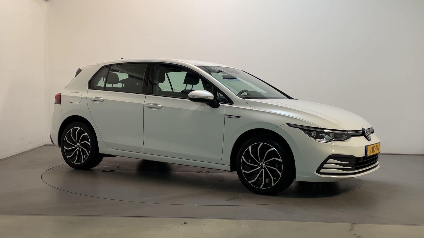 Volkswagen Golf - 1.5 TSI Life Sfeerverlichting Navigatie Parkeersensoren Adaptive Cruise - AutoWereld.nl