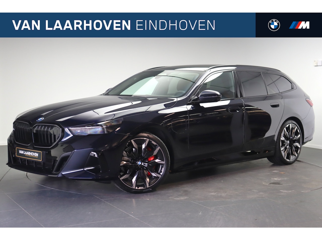 BMW 5-serie Touring - 550e xDrive M Sport Automaat / Panoramadak / Trekhaak / Bowers & Wilkins / Adaptief onders - AutoWereld.nl