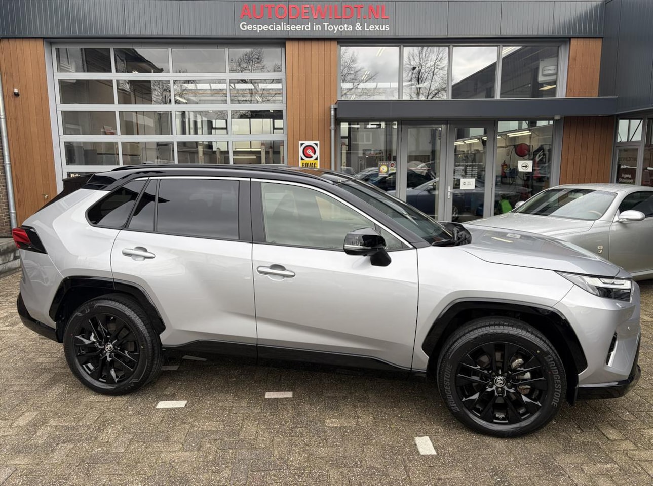 Toyota RAV4 - 2.5 Hybrid 220 Style Bi-tone|LEER|LED|JBL - AutoWereld.nl