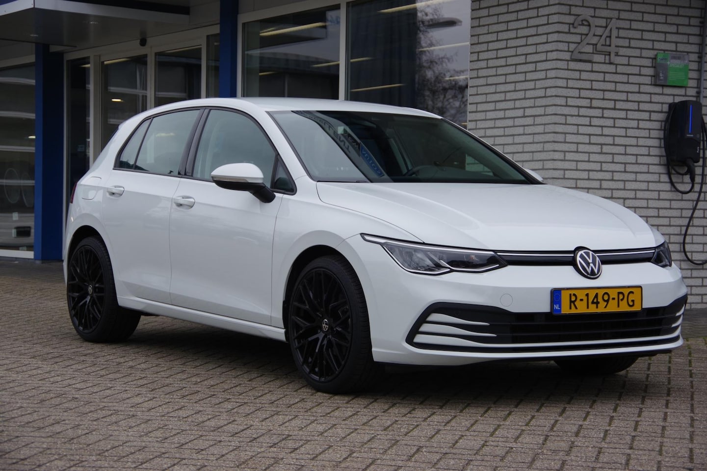 Volkswagen Golf - 1.0 TSI Navigatie PDC Carplay Lane-assist 19inch - AutoWereld.nl