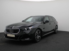 BMW 5-serie Touring - 520i M Sportpakket Pro | Iconic Glow | Panoramadak | Trekhaak | Travel Pack | Innovation P