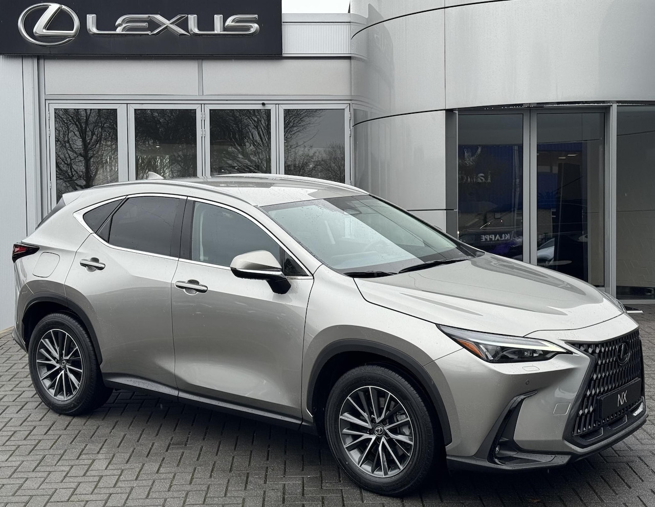 Lexus NX - 450h+ AWD Luxury Line TREKHAAK STOELVERW STUURVERW EL-ACHTERKLEP APPLE/ANDROID - AutoWereld.nl