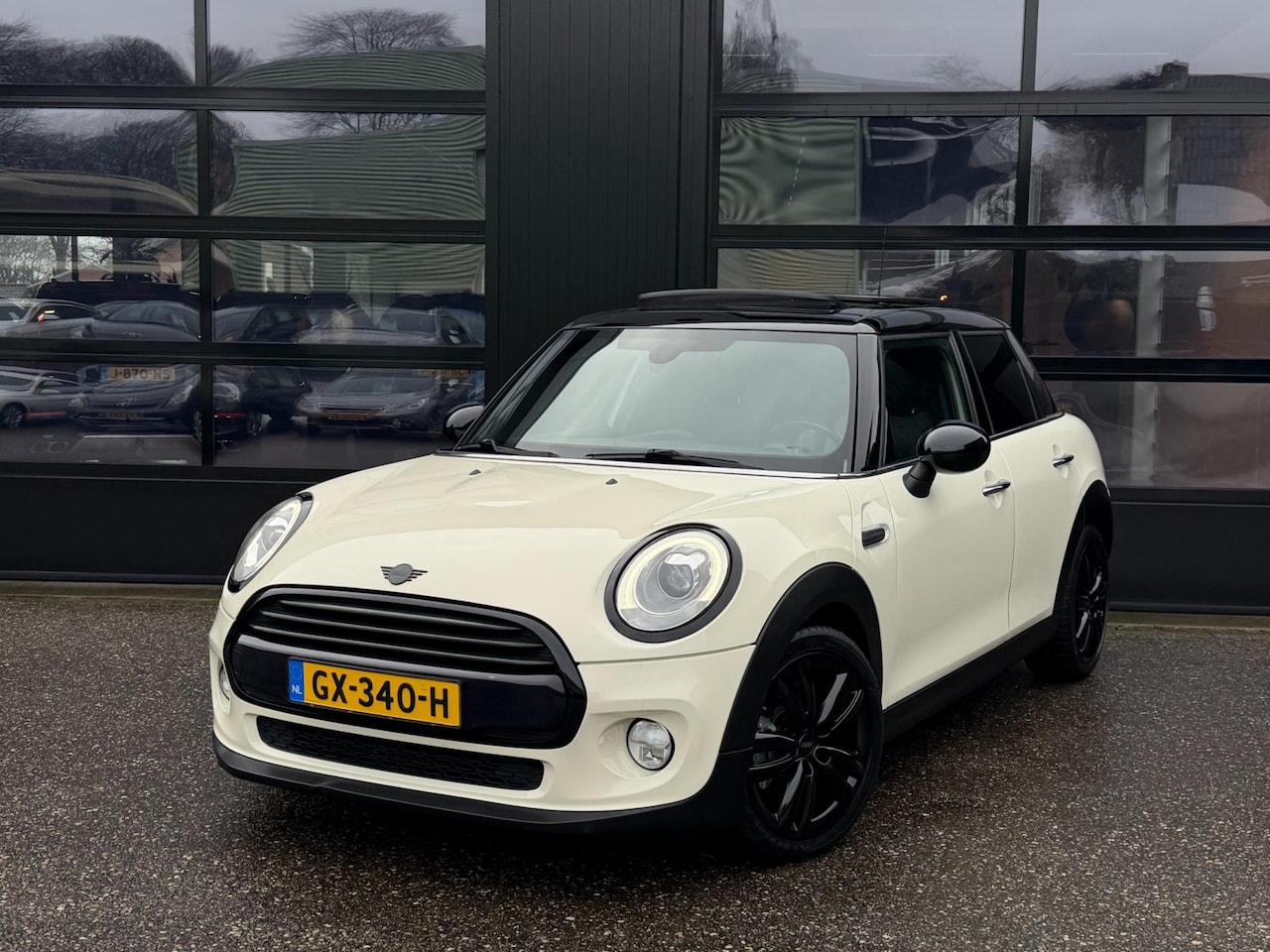MINI Cooper - Mini 1.5 Chili Business Led Pano Navi Aut. - AutoWereld.nl