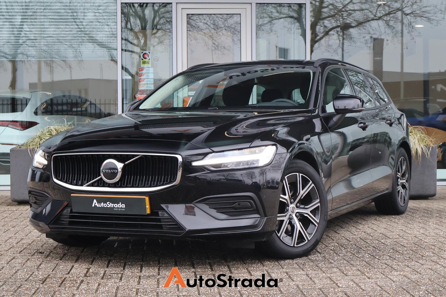Volvo V60 - B3 Essential 163pk | LED | Cruise | Climate | Navigatie | Camera | Carplay | Virtual | - AutoWereld.nl