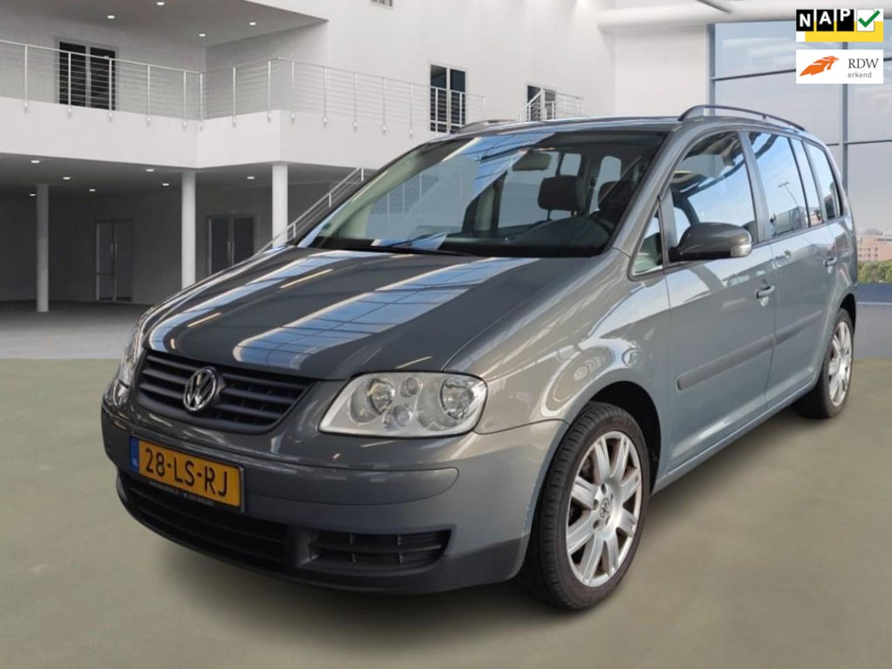 Volkswagen Touran - 1.6-16V FSI Trendline/7PERSOONS - AutoWereld.nl