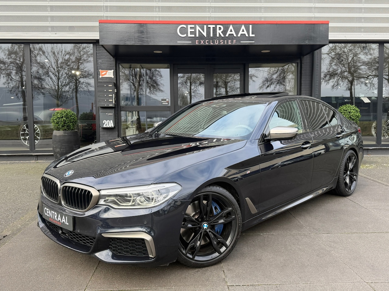 BMW 5-serie - M550i xDrive High Exe Bowers&Wilkins|TV|Schuifdak|Keyless|465PK|Memory - AutoWereld.nl