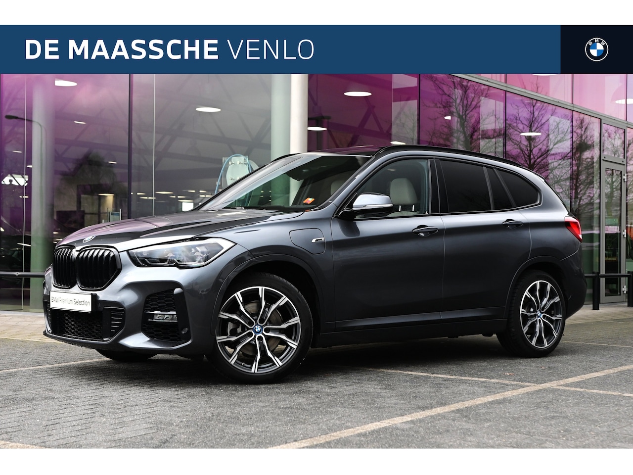 BMW X1 - xDrive25e High Executive M Sport Automaat / Panoramadak / Trekhaak / Head-Up / Stoelverwar - AutoWereld.nl