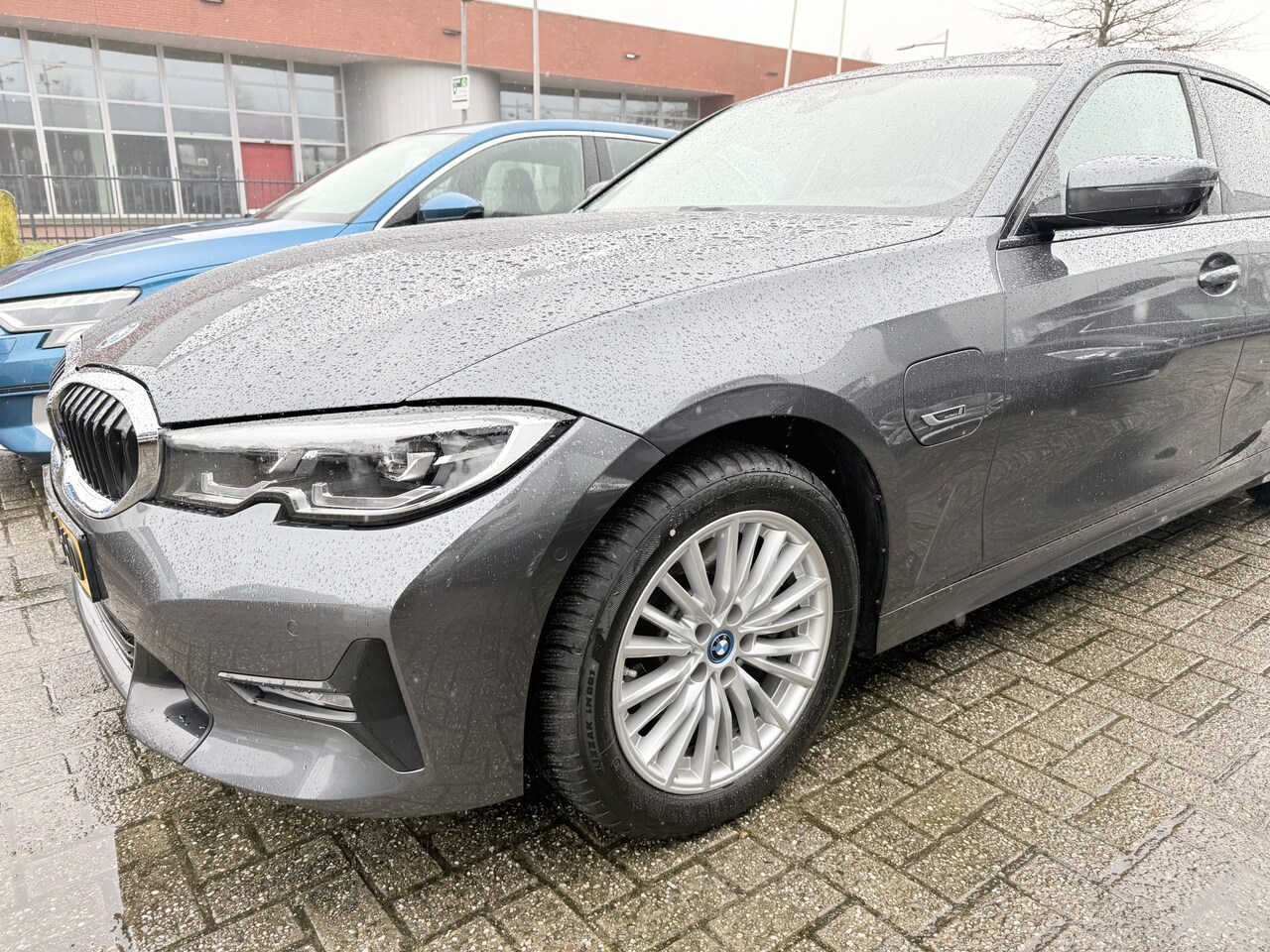 BMW 3-serie - BWJ 2022 320e Business 238 PK Edition Plus FULL LED | LEDER | STOELVERW. | CAMERA | CARPLA - AutoWereld.nl
