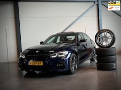 BMW 3-serie - 330e M-Sport, Schuifdak, Trekhaak, winter en zomerset, Leer, Cruise