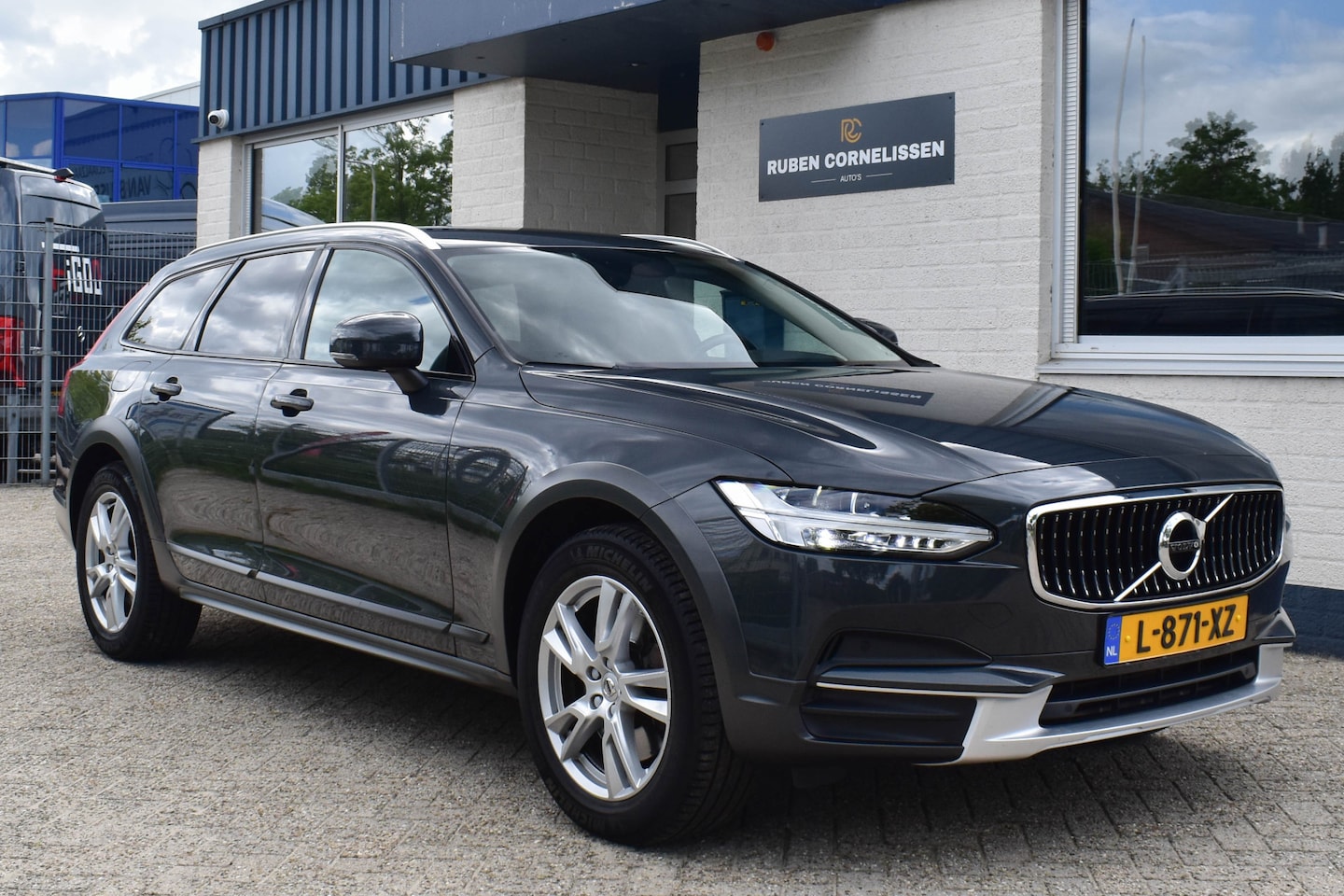 Volvo V90 Cross Country - 2.0 D4 Aut. | Polestar Eng. | Trekhaak | Carplay | Navi | Stoelverwarming - AutoWereld.nl