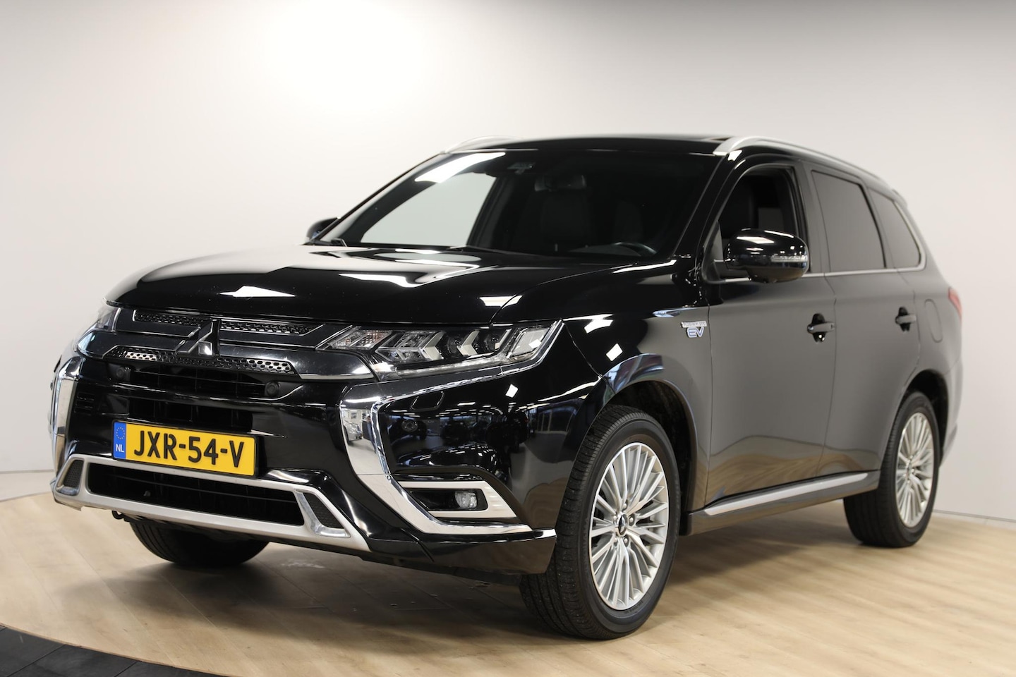 Mitsubishi Outlander - 2.4 PHEV Instyle | Schuif- kanteldak | Leer | 360 Camera - AutoWereld.nl