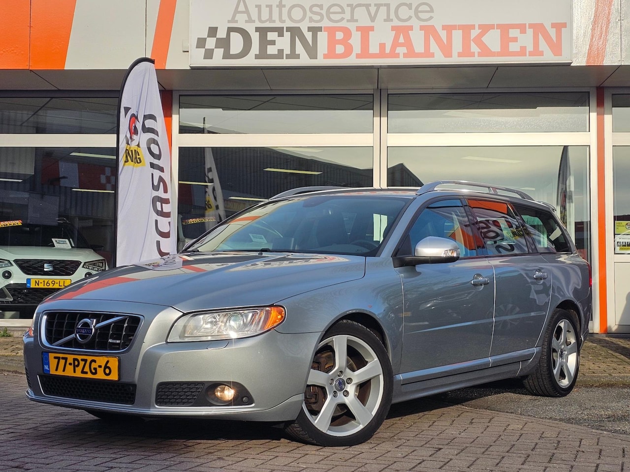 Volvo V70 - 2.0T R-Edition 203pk BJ.2011 Automaat / Navi / Leder / Xenon / Camera / Trekhaak / 18"Lmv - AutoWereld.nl