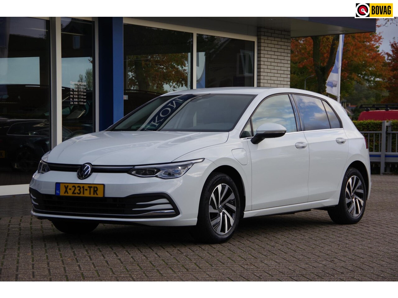 Volkswagen Golf - AUTOMAAT Hybrid IQ.light Trekhaak Carplay Stoelverwarming - AutoWereld.nl