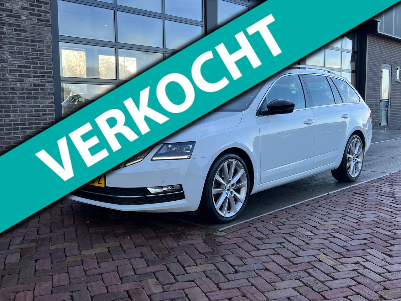Skoda Octavia Combi - 1.4 TSI Greentech Style Business | Auto | Pano | Keyless | Led | - AutoWereld.nl