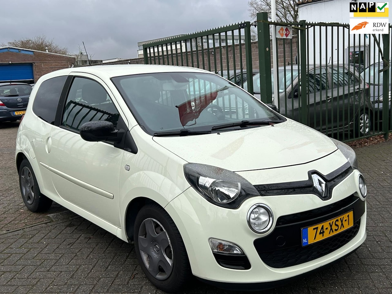 Renault Twingo - 1.2 16V Dynamique airco cruis control cv op afs lage km org nl auto - AutoWereld.nl