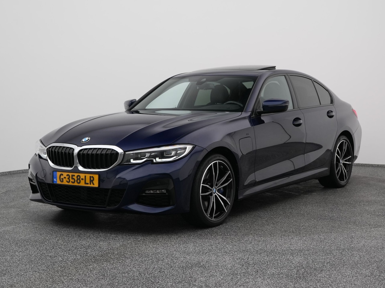 BMW 3-serie - 330e eDrive Edition M-Sport | LEDER | KEYLESS | STOEL - STUURVERW. | CAMERA - AutoWereld.nl