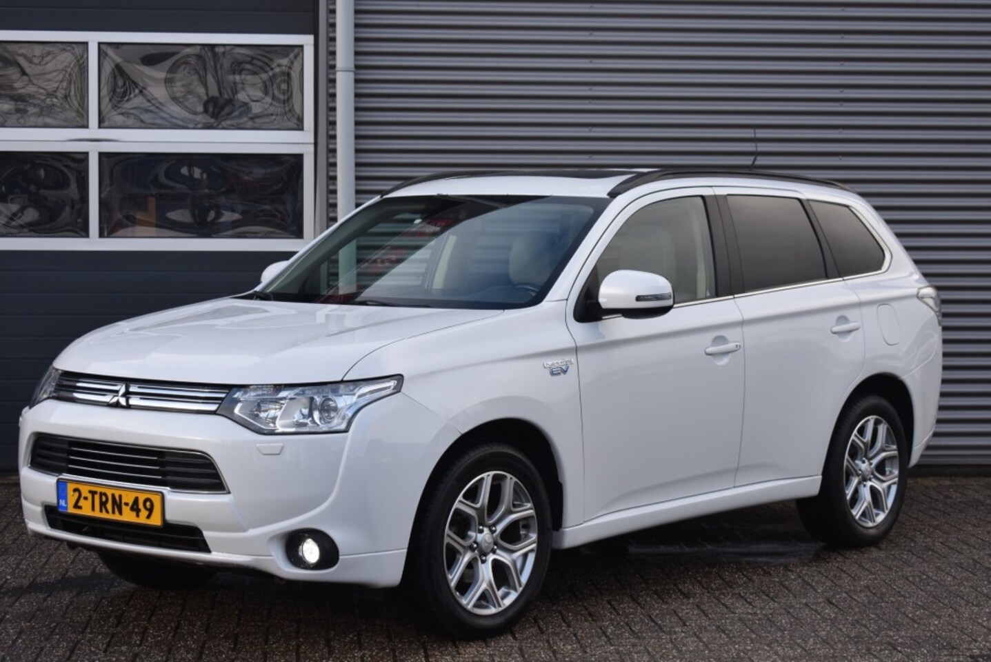 Mitsubishi Outlander - 2.0 PHEV INST XLINE / SCHUIFDAK / TREKHAAK / LEDER / 4X4 - AutoWereld.nl