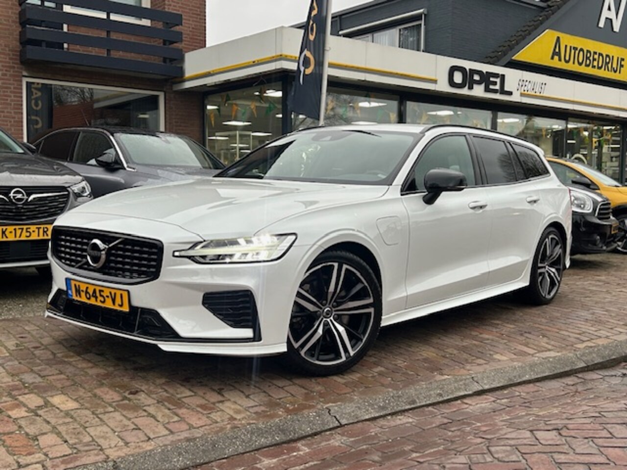 Volvo V60 - T6 Plug-in Hybrid 340PK AWD R-Design Automaat + 19"/ Navi/ Clima/ Leder/ CarPlay/ Ad.Cruis - AutoWereld.nl