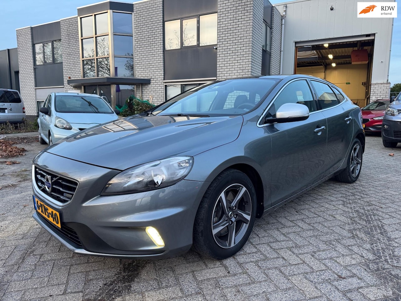Volvo V40 - 2.0 D4 Ocean Race Business R-Design Pano Nap - AutoWereld.nl