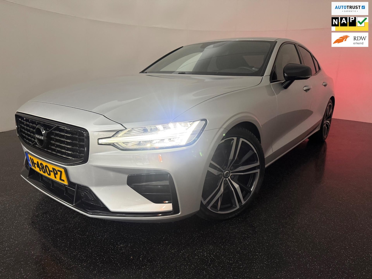 Volvo S60 - 2.0 T4 AUT R-Design / Polestar uitlaat / 19 inch - AutoWereld.nl