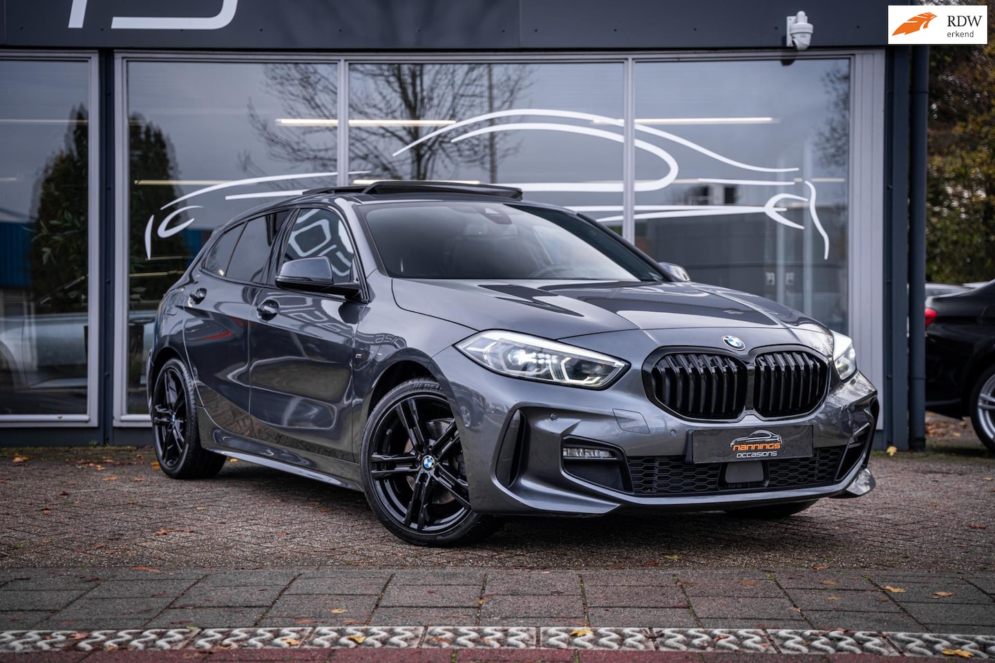 BMW 1-serie - 118i High Executive|M Sport|Shadowline|Pano|Ambiance light|Stoelverw| - AutoWereld.nl