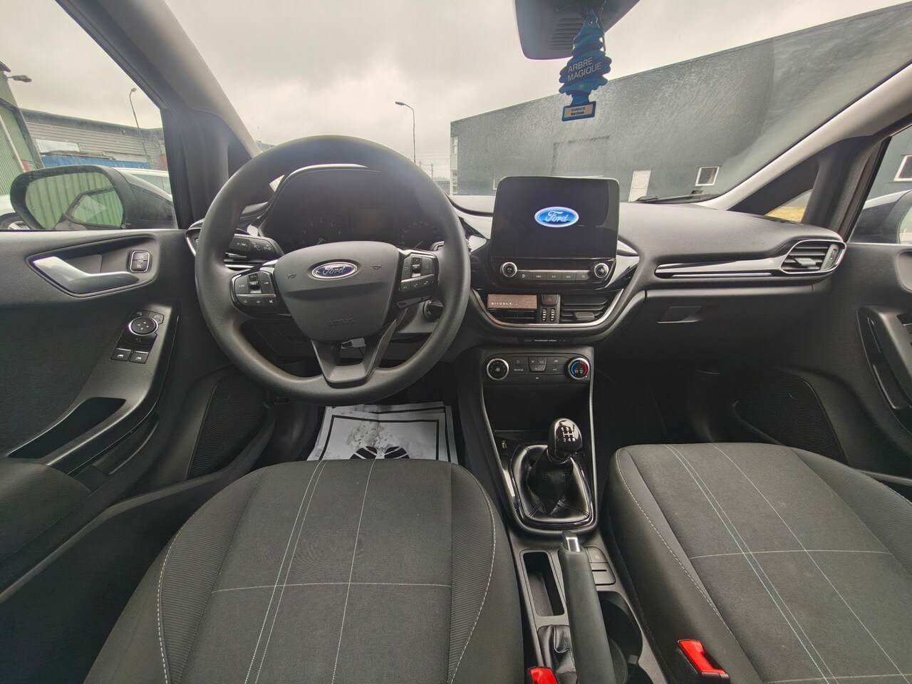 Ford Fiesta - 1.1 Trend - NIEUWE DISTRIBUTIERIEM - GOED ONDERHOUDEN - LM VELGEN - AIRCO - NAVIGATIESCHER - AutoWereld.nl
