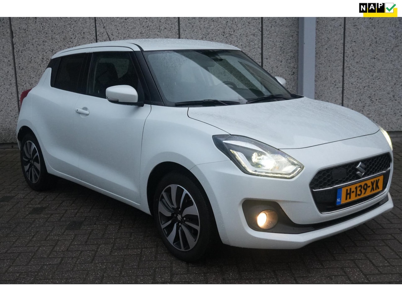 Suzuki Swift - 1.2 Stijl Smart Hybrid 1.2 Stijl Smart Hybrid, Meest luxe, Org NL, Led, Camera, Clima,Navi, 4 x nieuw all seasons - AutoWereld.nl