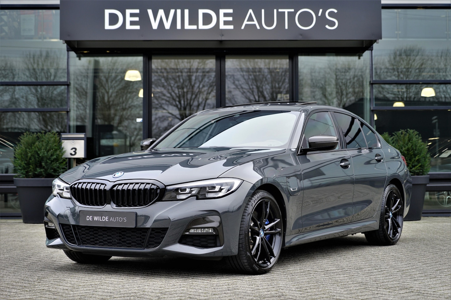 BMW 3-serie - 320e M-sport Dravitgrijs Schuifdak Carbon 19-inch Camera Stoelverwarming - AutoWereld.nl