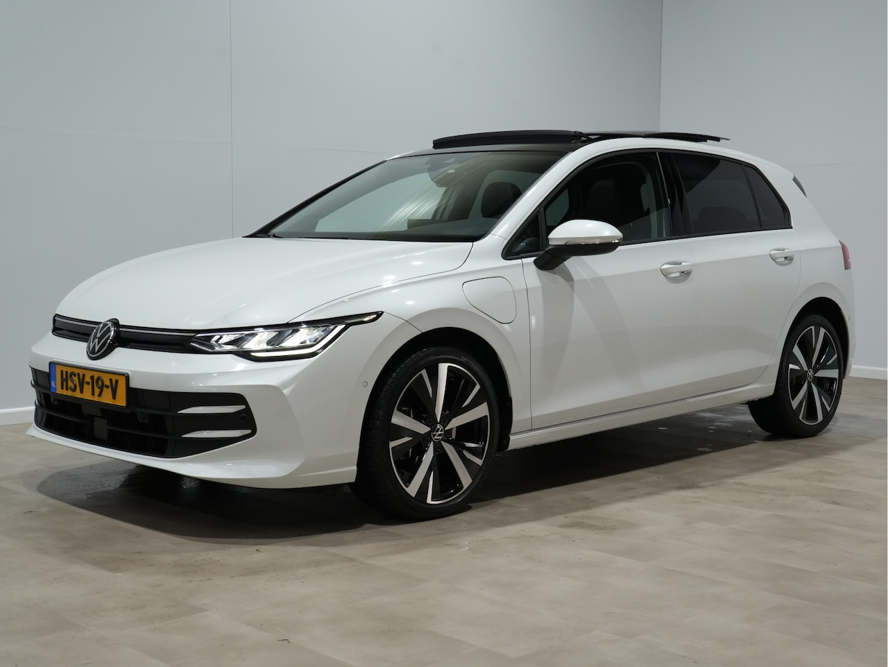Volkswagen Golf - 1.5 eHybrid 2045pk Life Edition Panorama Ergo Camera 18"velgen Privacy glass 144 - AutoWereld.nl