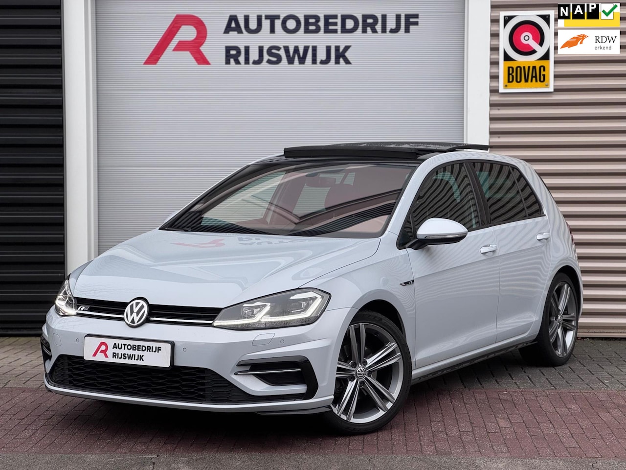 Volkswagen Golf - 1.5 TSI 3x R-Line Pano/Camera/AppleCarPlay - AutoWereld.nl