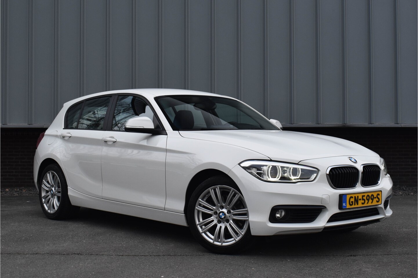 BMW 1-serie - 120i Aut. | Leder | Navi | NL Auto | Deal. Onderhoud | Xenon/LED - AutoWereld.nl