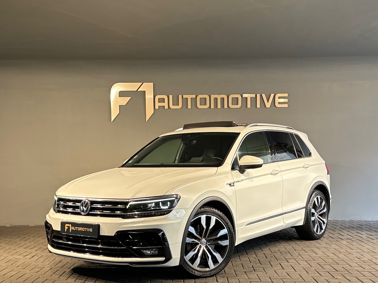 Volkswagen Tiguan - 2.0 TSI 4Motion 3X R Line Pano|HuD|H/K|VOL - AutoWereld.nl