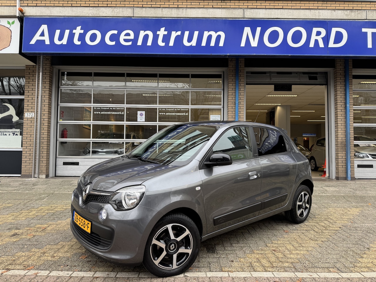 Renault Twingo - 1.0 SCe Limited 86945KM! NAP | Airco | Parkeersensoren | Bluetooth | Lichtmetalen Velgen | - AutoWereld.nl