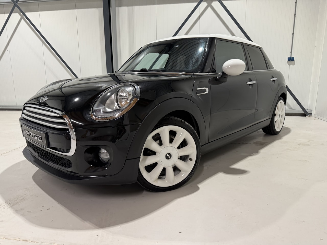 MINI John Cooper Works - Mini 1.5 Pepper. JCW interieur,17",Climate,cruise. - AutoWereld.nl