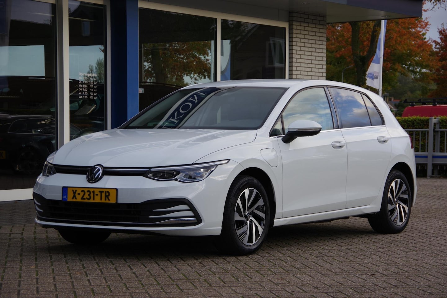 Volkswagen Golf - Hybrid SOH 89% IQ.light Trekhaak Carplay Stoelverwarming - AutoWereld.nl