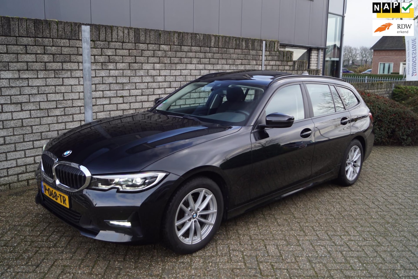 BMW 3-serie Touring - 318i Business Edition Autom 156PK 4 Cilinder Panodak Navi Camera Clima Stoelverw 2x PDC LM - AutoWereld.nl